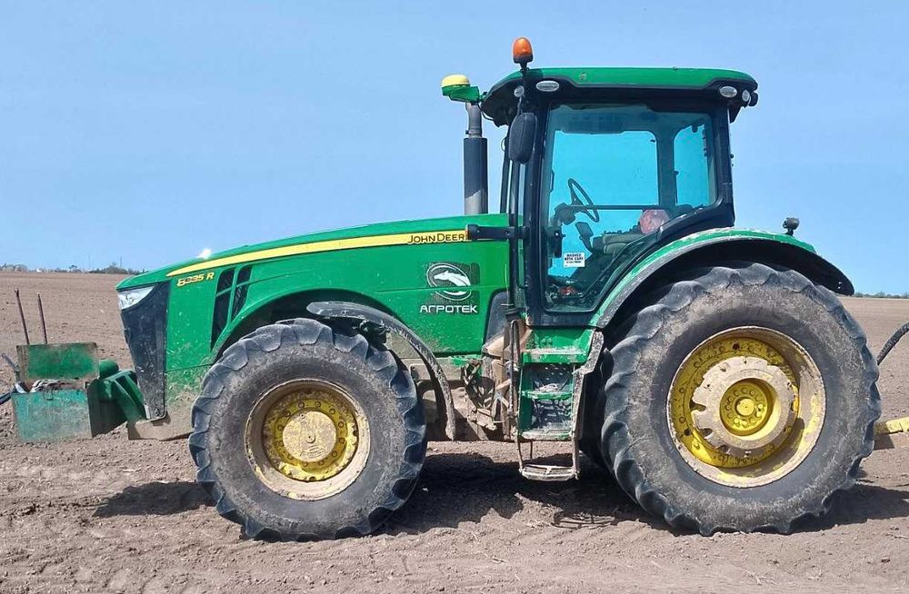 Трактор John Deere 8335R