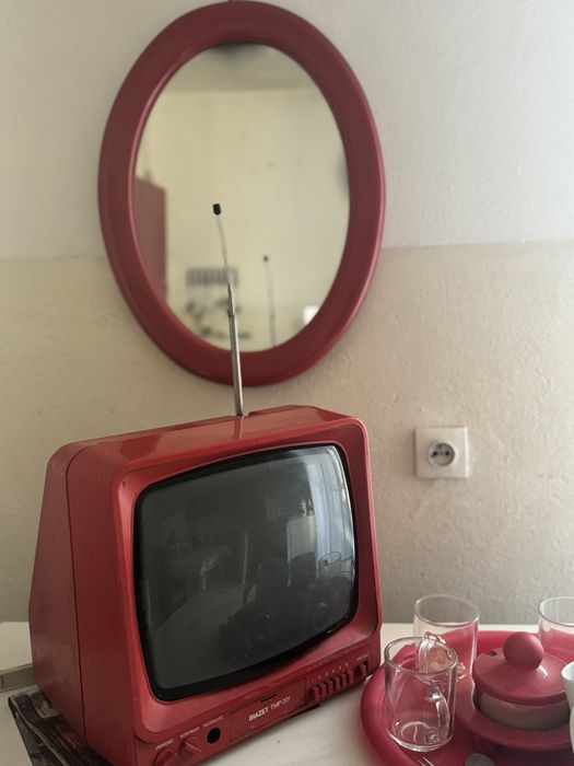 Lustro i tv w kolorze czerwieni styl retro