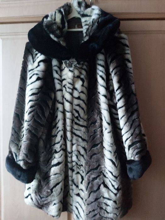 Шуба штучна в гарному стані