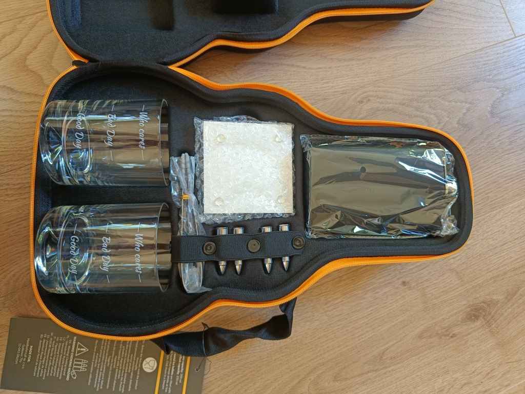 Zestaw do whisky w etui w kształcie gitary