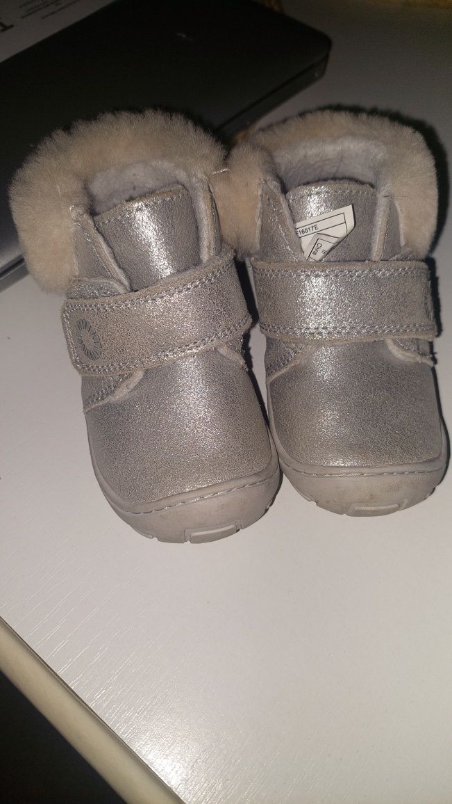 Buciki niemowlece ugg r 21.5