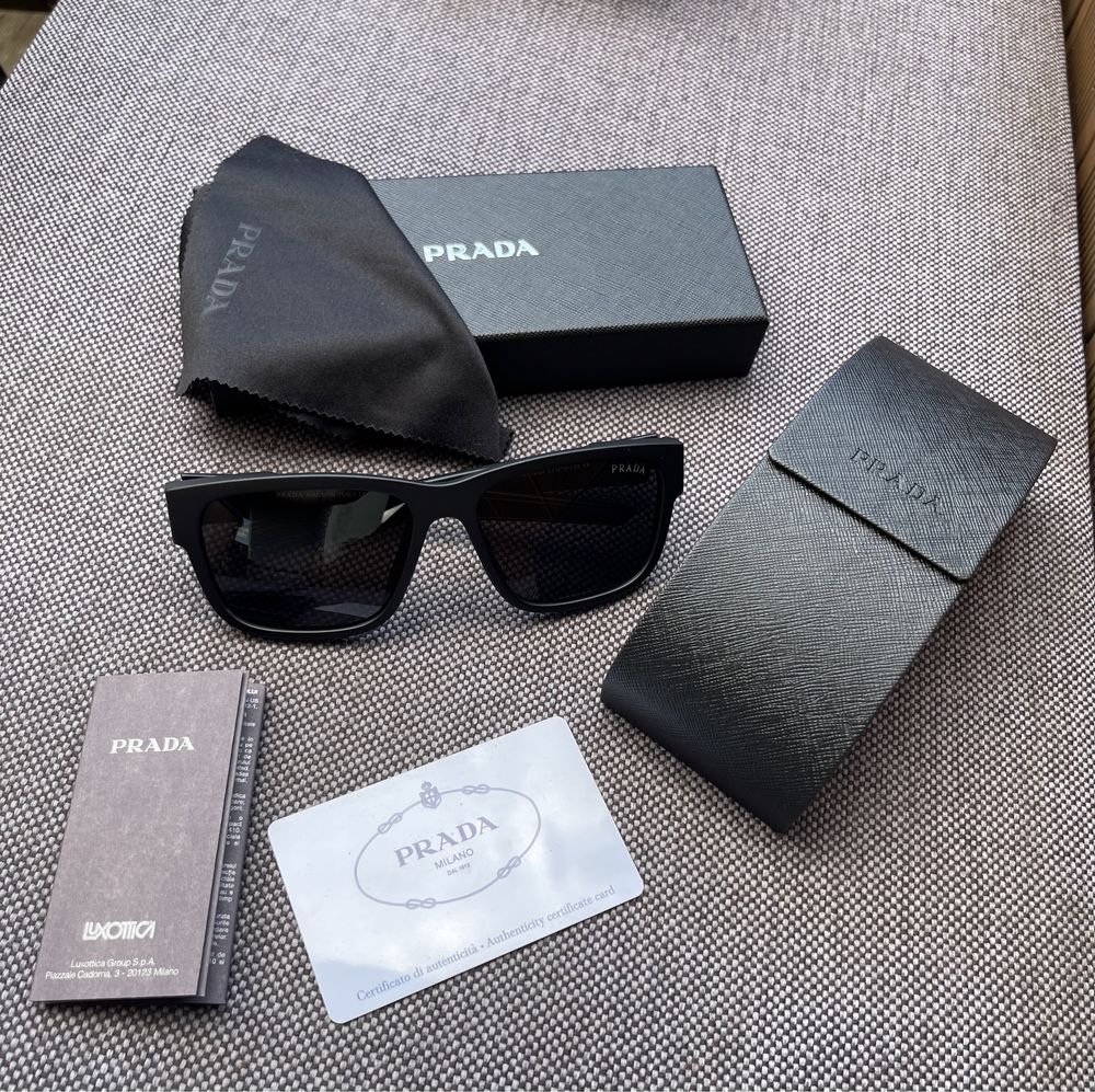 Солнцезащитные очки Prada