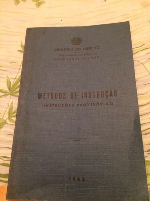 Vendo manuais antigos do exército