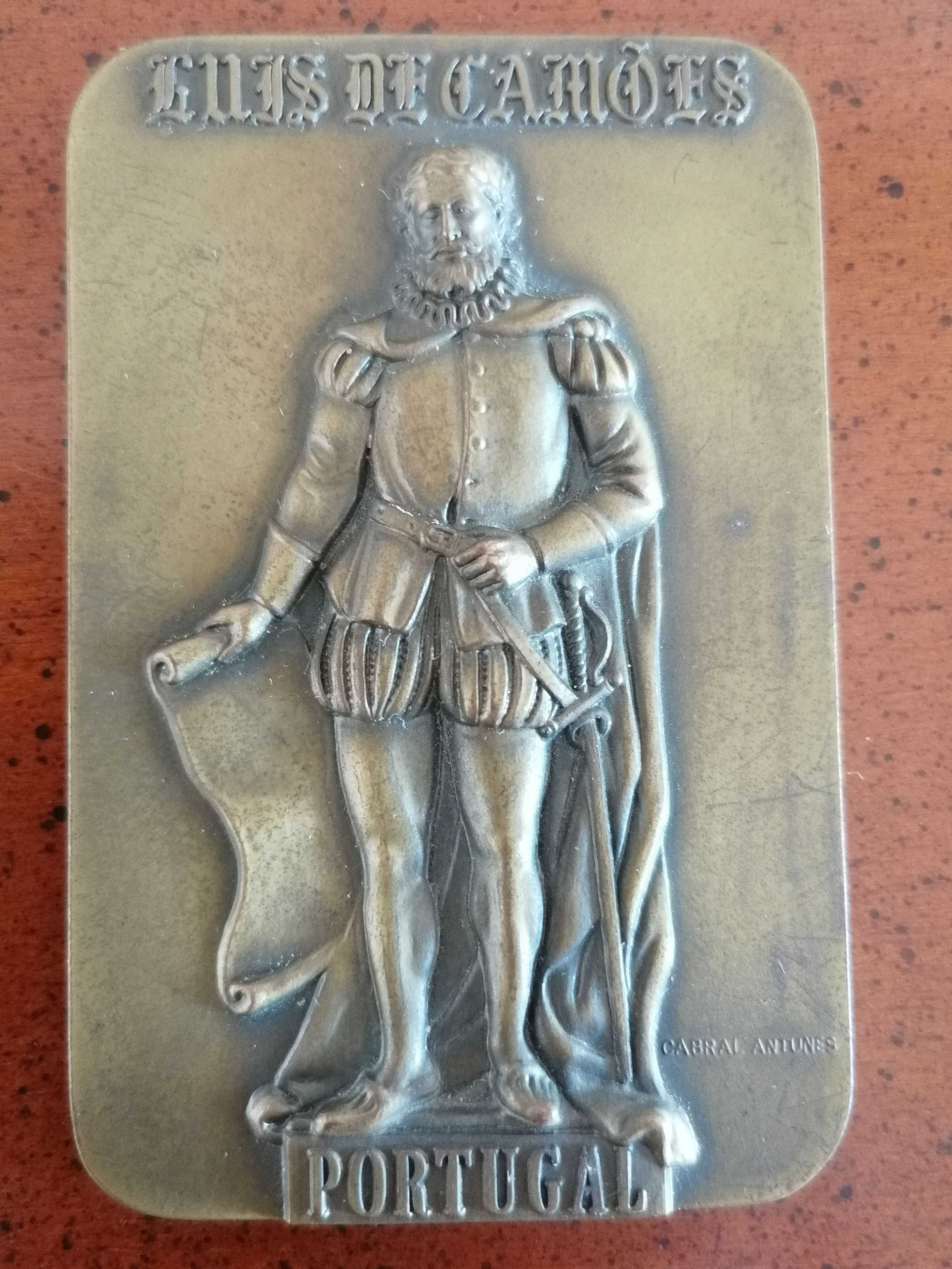 Medalha Alusiva ao Poeta Luís de Camões, da autoria de Cabral Antunes