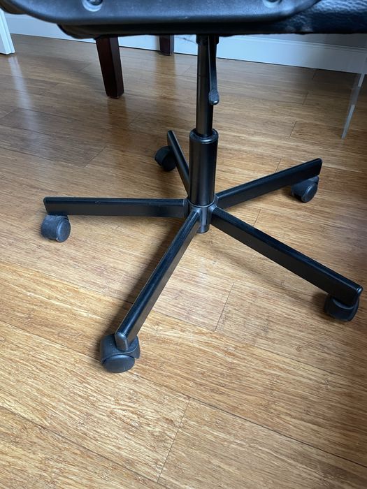 Krzesło biurowe, kółka, regulacja wysokosci, czarne