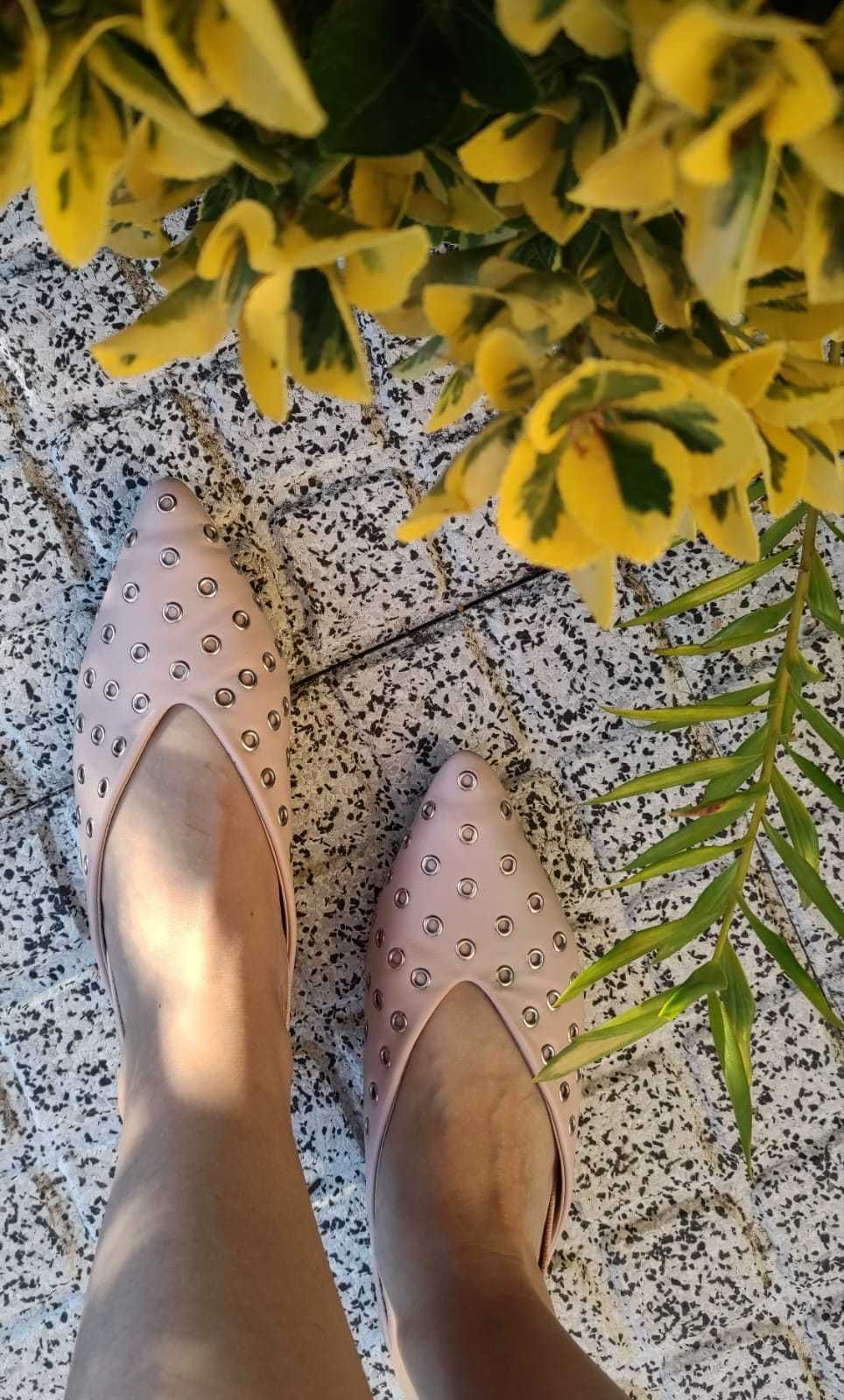 Sapatos Rasos com Ilhós – Conforto e Estilo