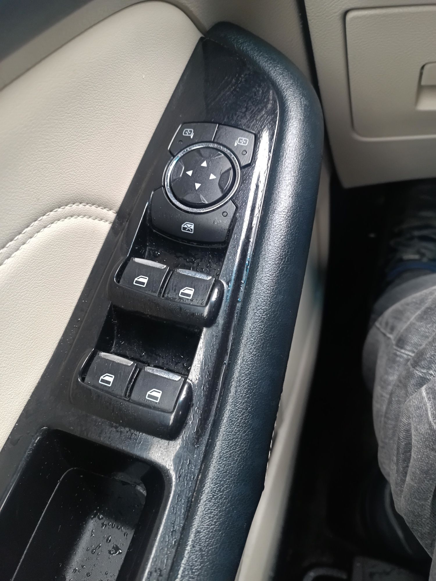 Продається авто FORD EDGE -2017 року-3,5 об'єм двигуна.