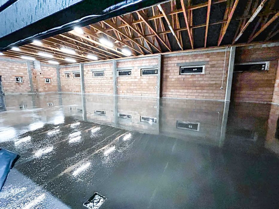 Posadzki przemysłowe w Halach Magazynach Garażach Podjazdy