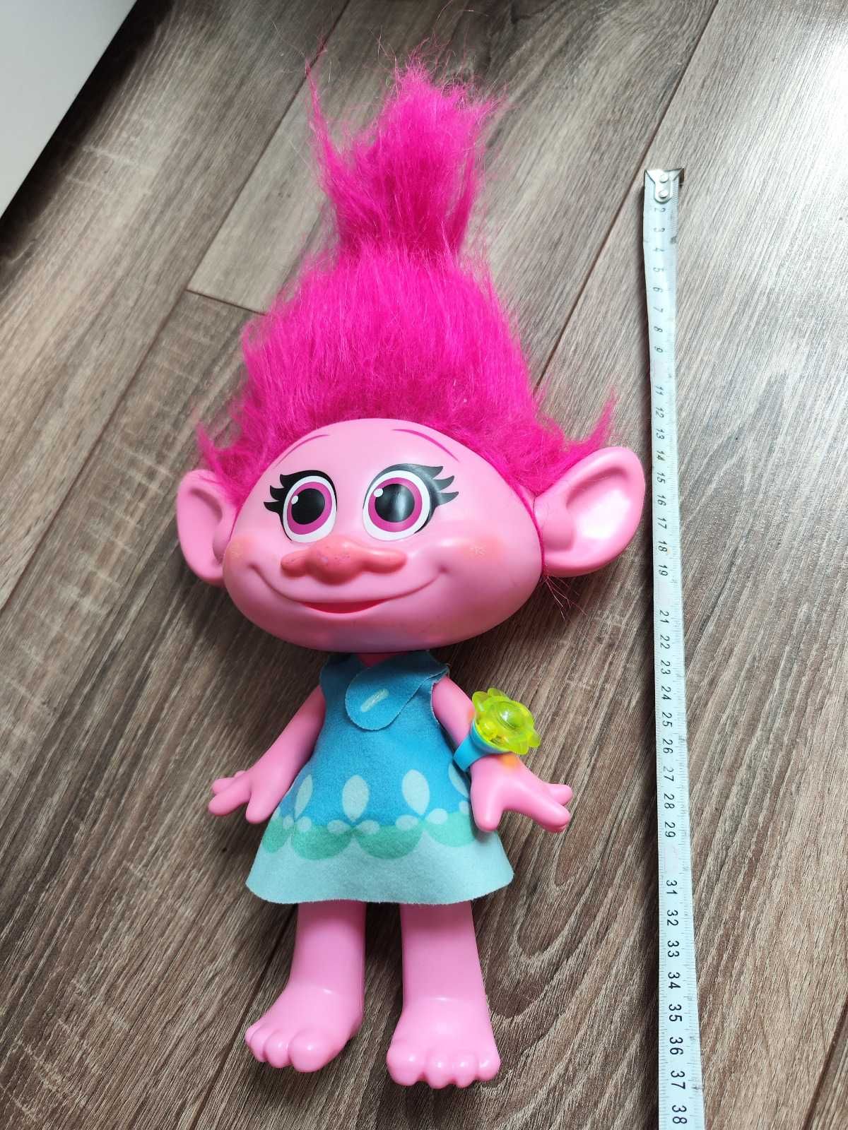 Lalka Poppy Hasbro Trolle Interaktywna zabawka 2015 trollinka śpiewa
