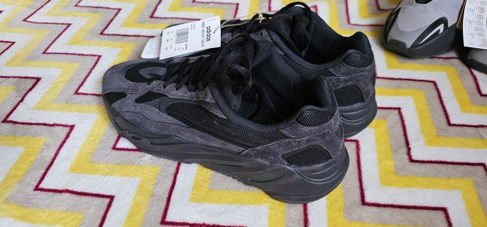 YEEZY Boost 700 V2 Vanta Rozmiar 44 2/3