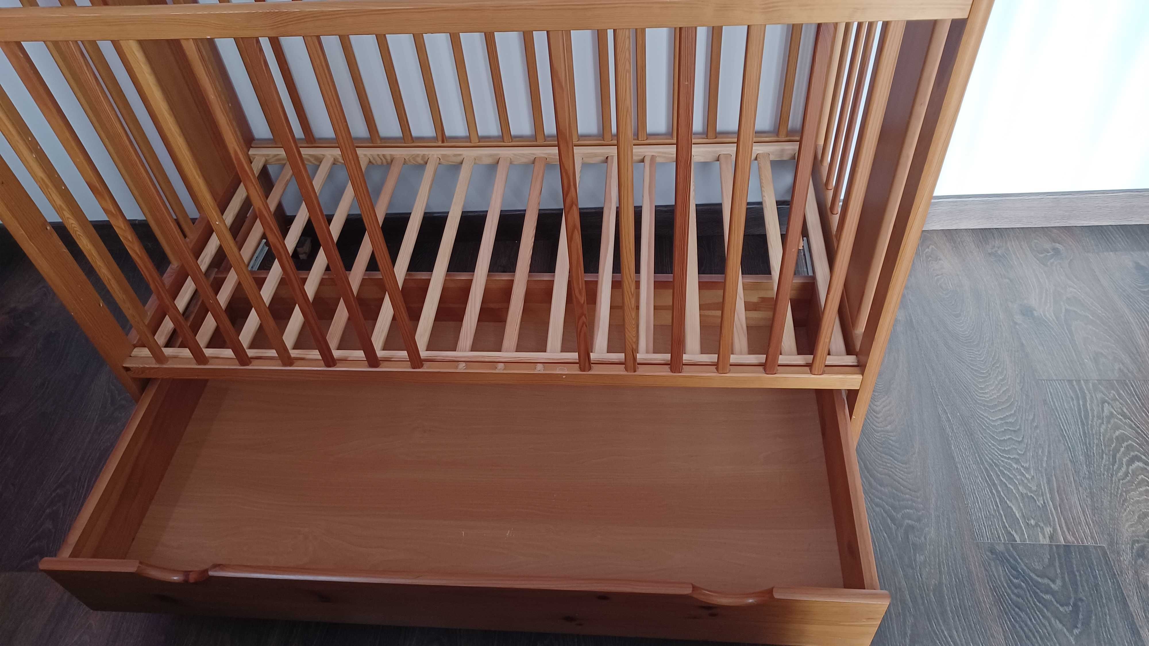 Łóżeczko niemowlęce drewniane z szufladą dla dziecka z wyposażeniem