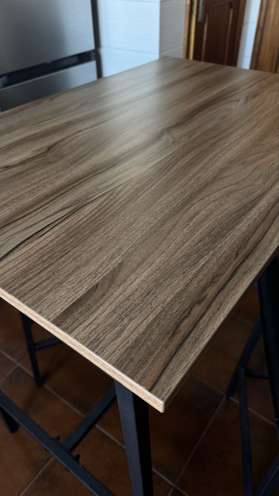 Mesa alta de cozinha com dois bancos