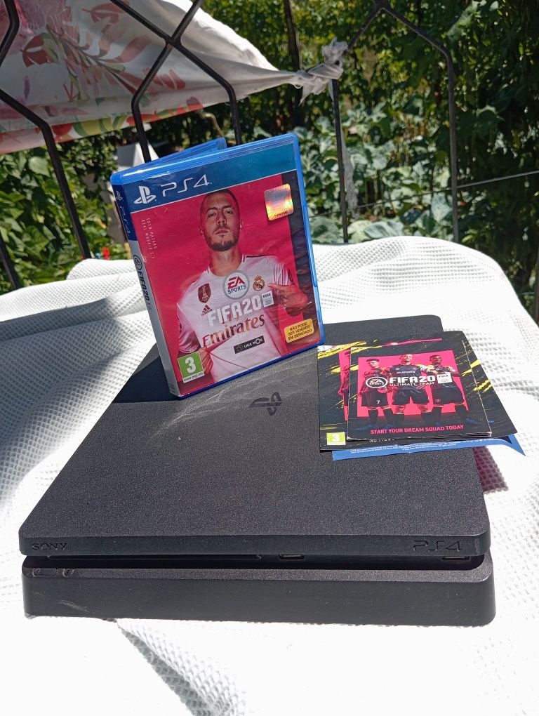 PlayStation 4 Slim 1TB + FIFA 20