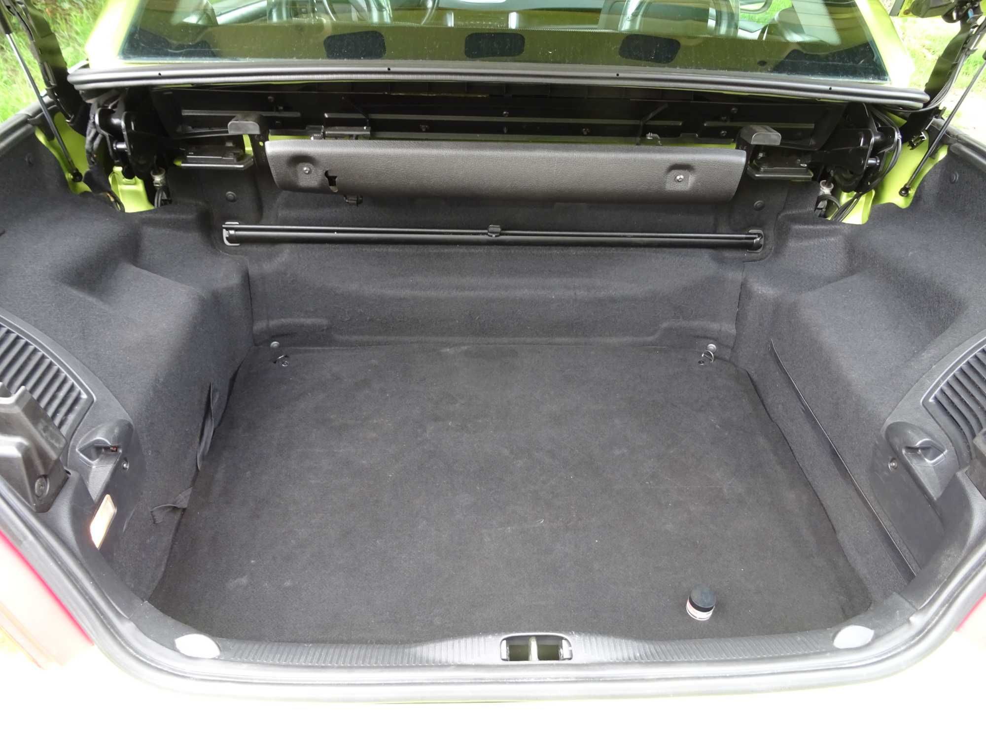 Peugeot 207 CC użytkowany przez kobietę