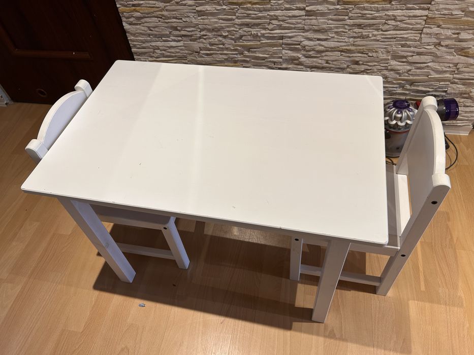 Stolik dzieciecy Ikea z 2 krzeslami