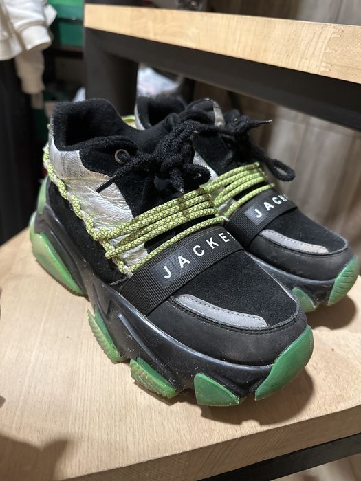 Продам крассовки, натуральные с утеплением