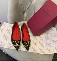 Черные туфли Valentino острый носок