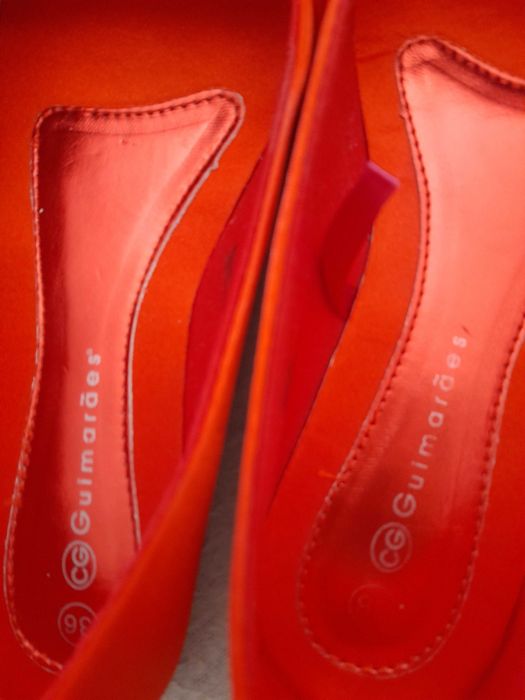 Sabrinas vermelhas de cetim