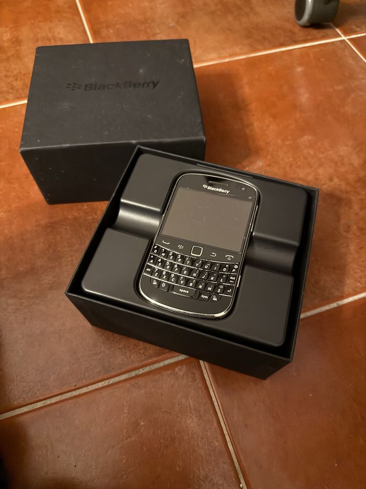 Blackberry 9900 Bold , com problema no micro, falha. Reparavel, caixa.