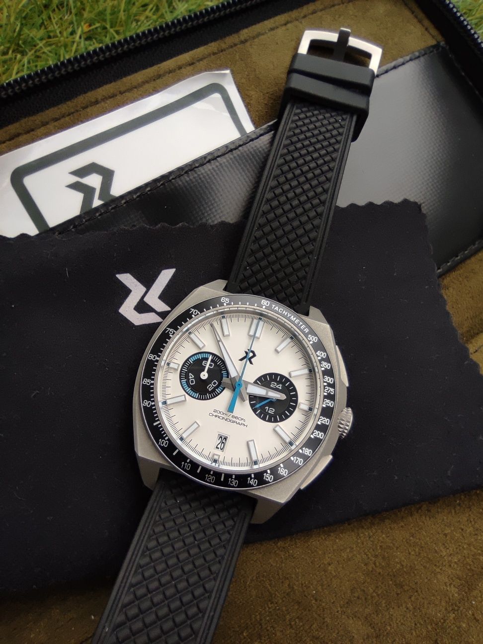 RZE Valour Chronograph - Tytan, Seiko meca-quartz, Microbrand