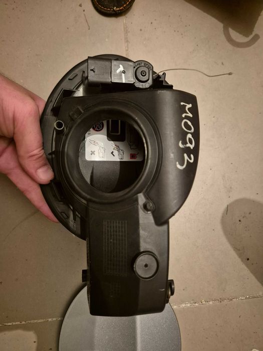 otwieranie wlewu baku paliwa Chrysler Pacyfica 2018 hybryda