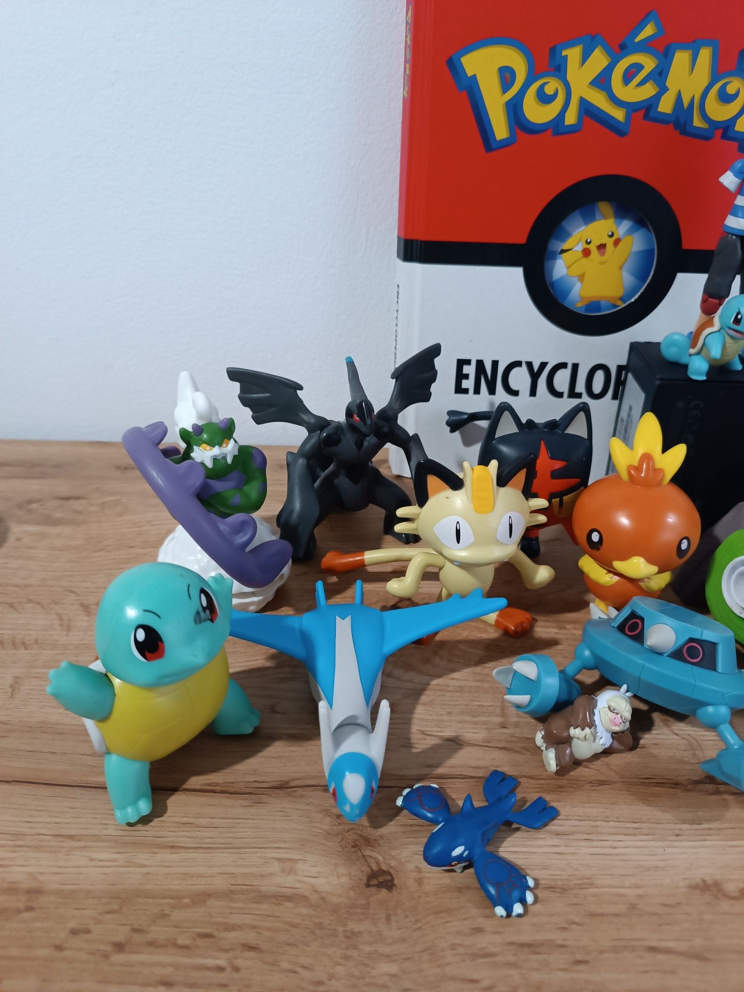 Pokemon zestaw figurek Nintendo + encyklopedia Pokemon