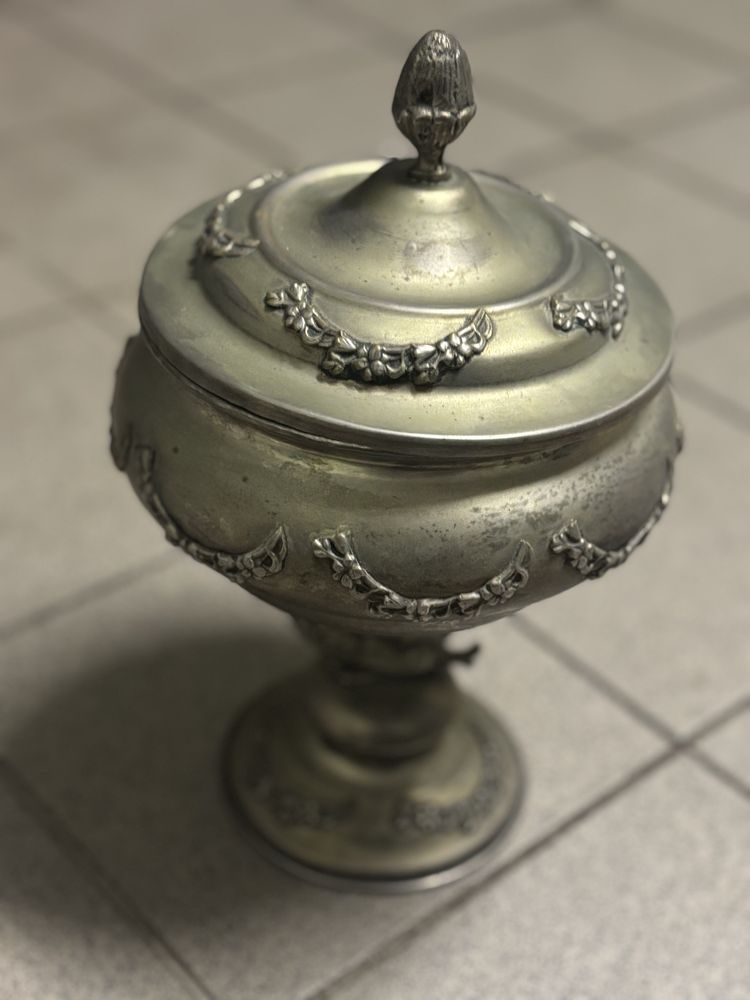 Taça com tampa em estanho