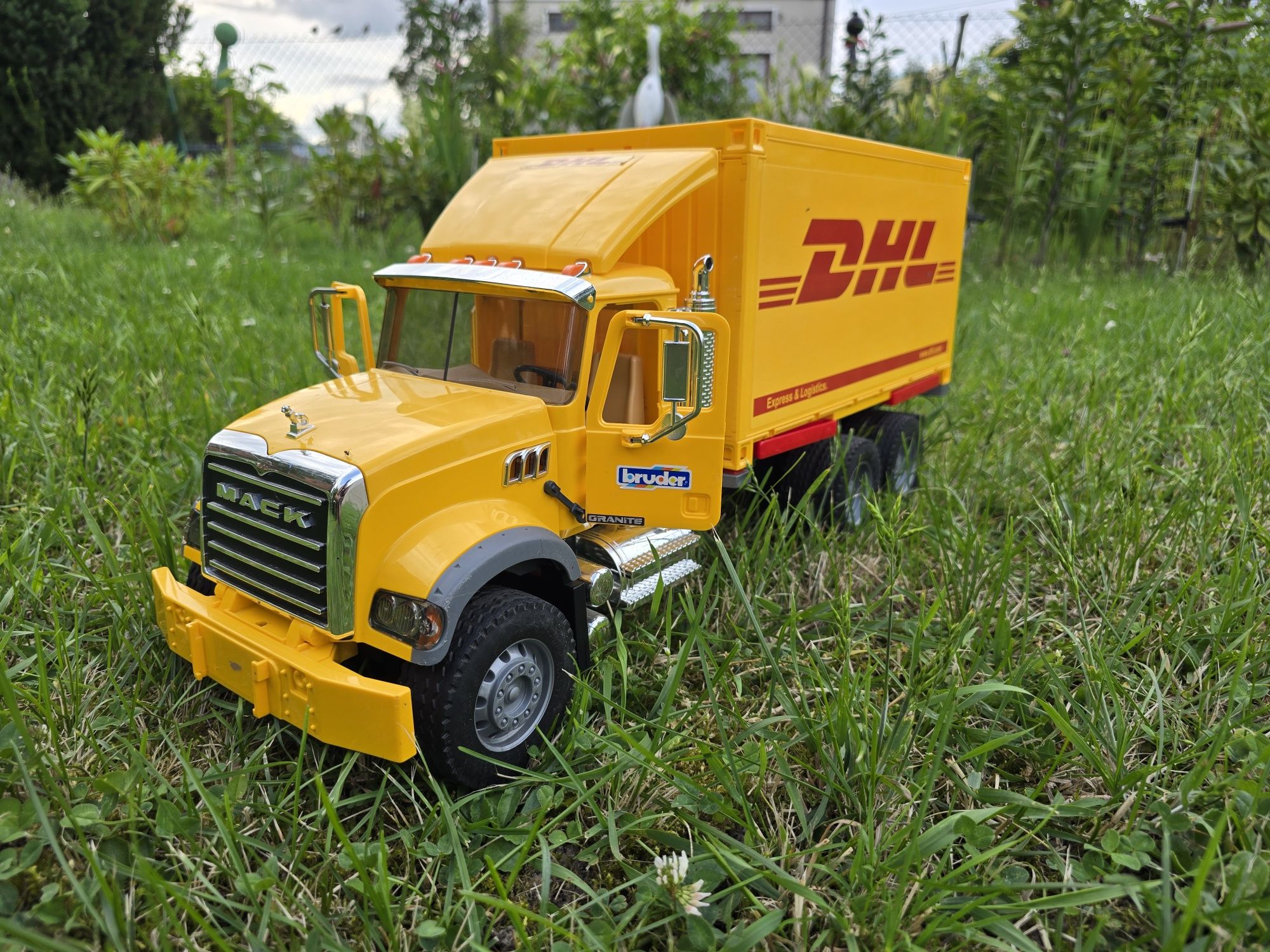 Bruder 02819 Mack DHL