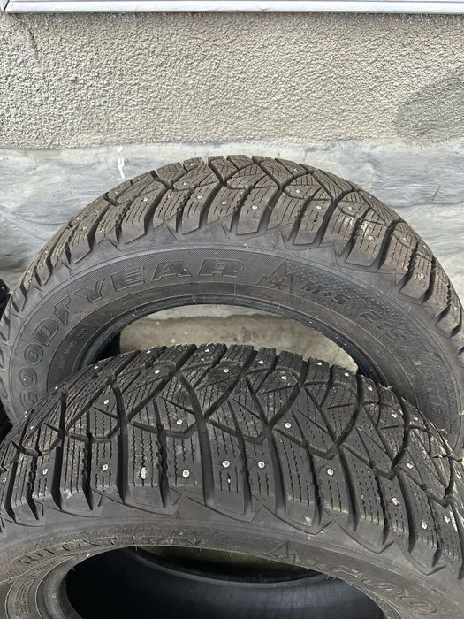 Goodyear UltraGrip 600 215/65 R16 98T