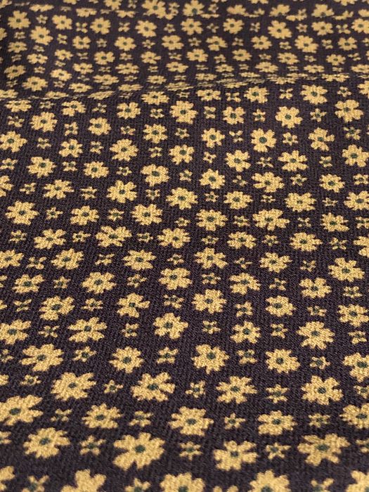 Saia castanha às flores da Globe