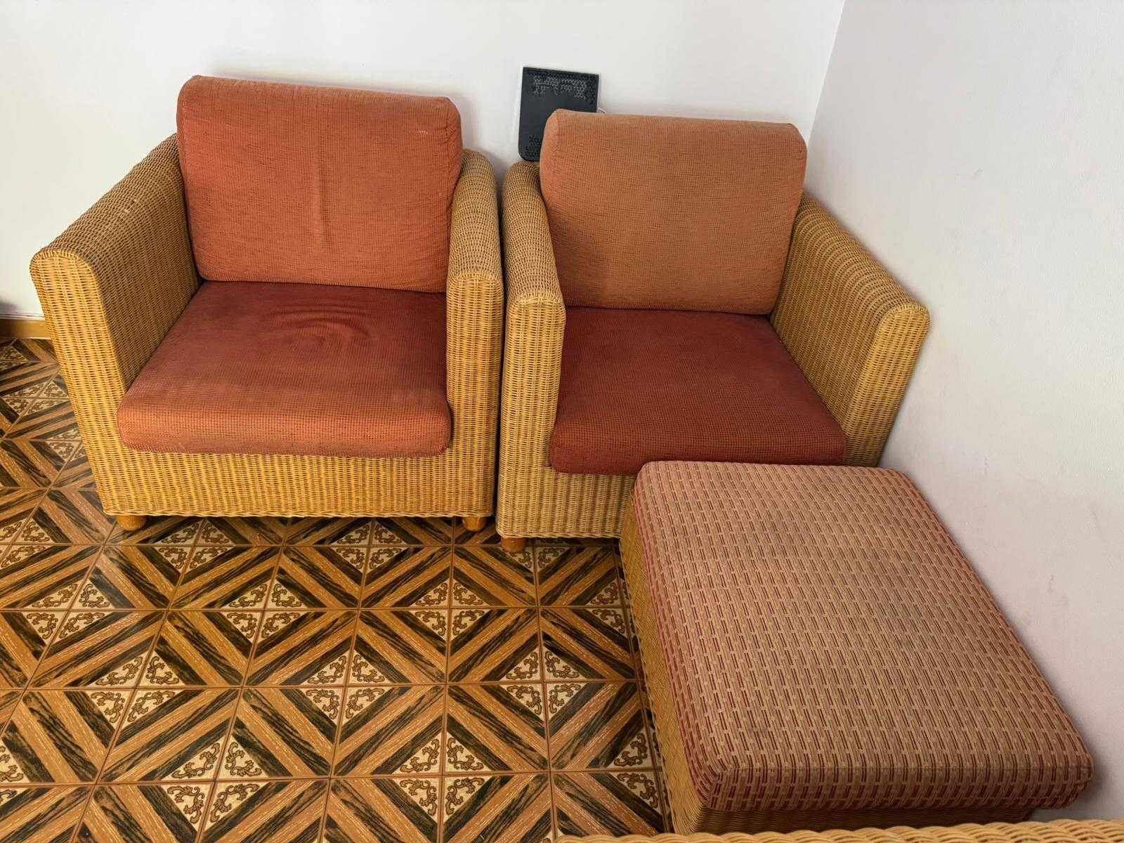 Sofá cama com poltronas e mesa de centro