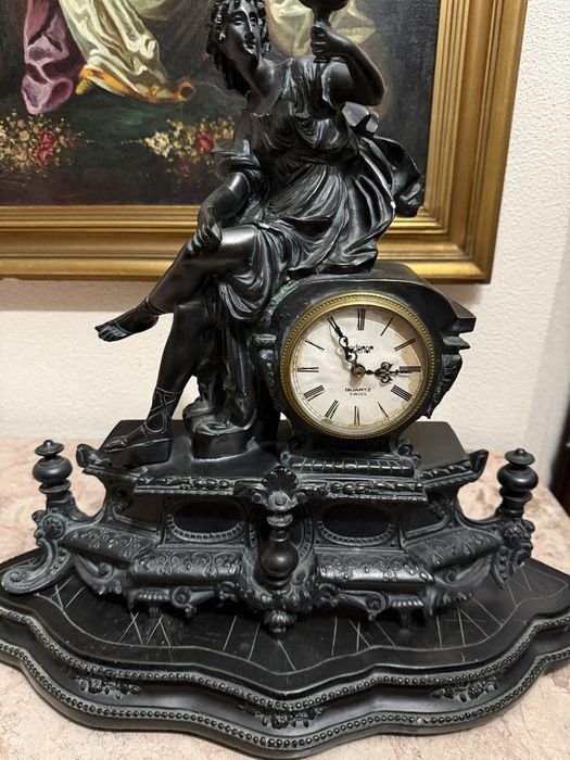 Relogio com estatueta em resina