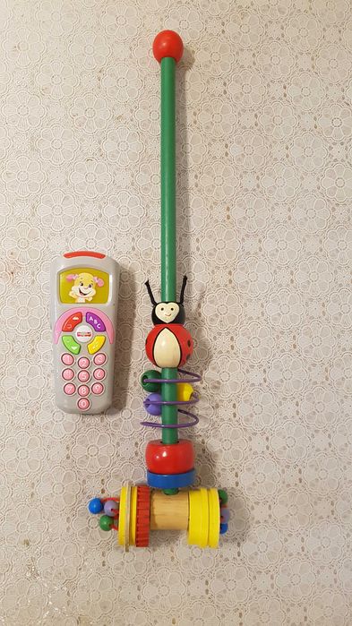 Pchacz biedronka drewniany i telefon Fisher Price