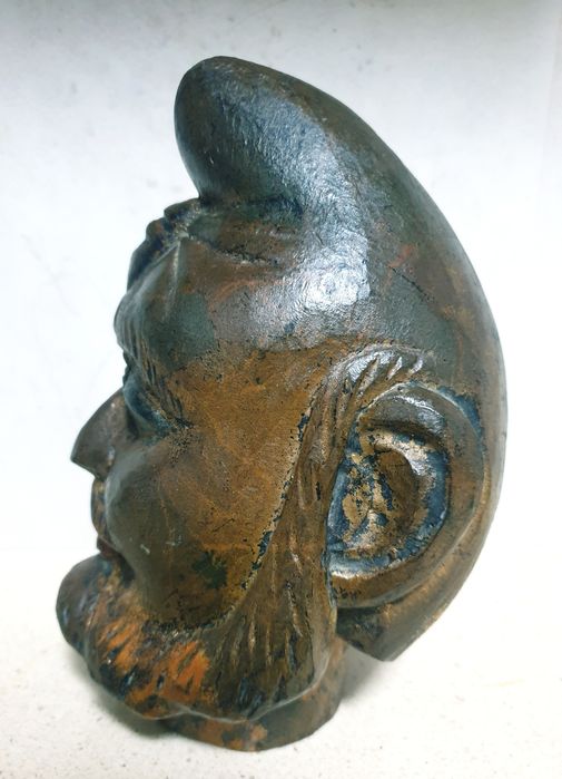 Antiga cabeça de Hu asiática em madeira esculpida e policromada