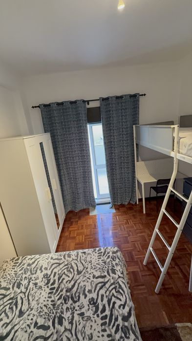 Quarto c 2 camas para arrendar a 800 m da estação de Entroncamento