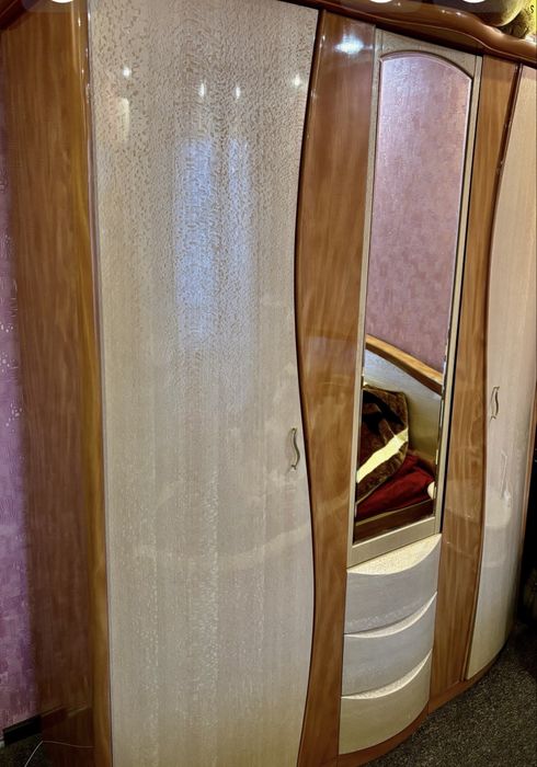 Продам итальянский шкаф для спальни