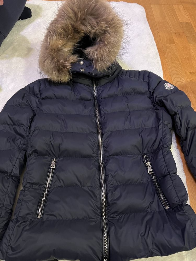 Kurtka granatowa z napisem Moncler