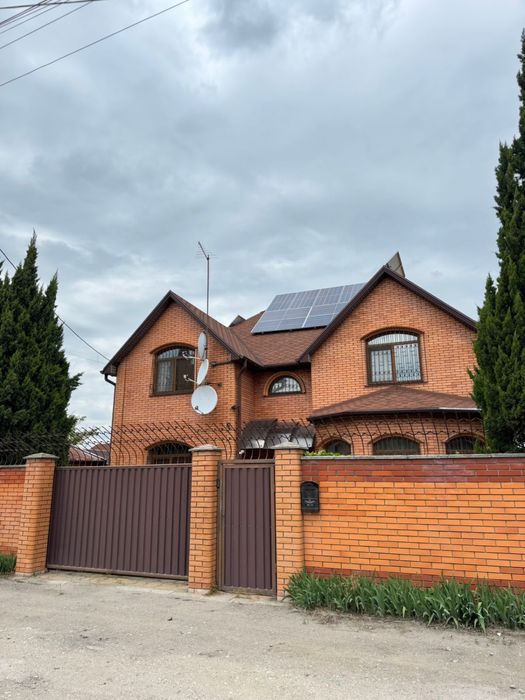 Продаж 2 поверхового будинку з гаражем, 9,5 соток, 235 кв.м, 5 кімнат