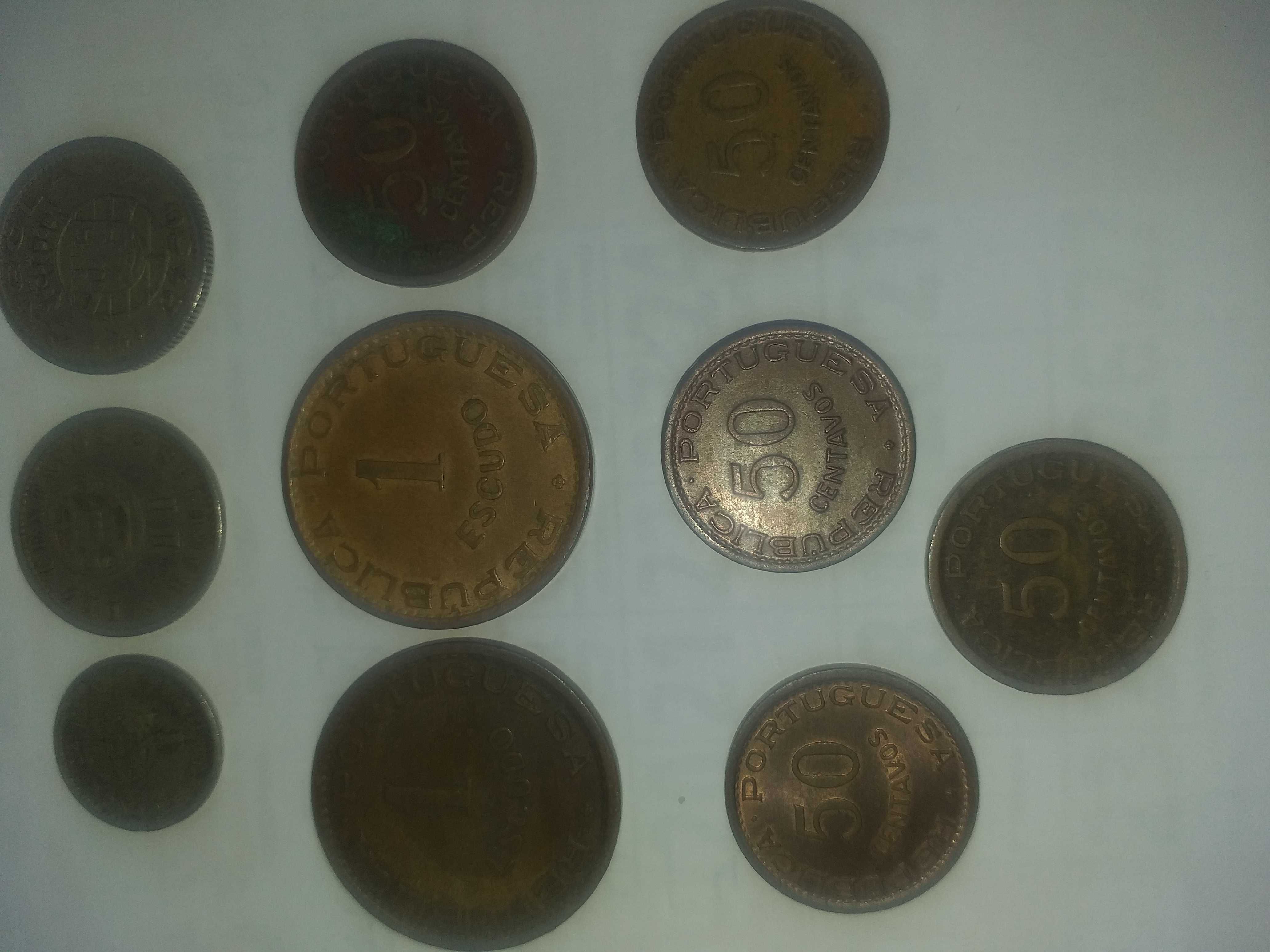 Coleção várias moedas ultramarinas.