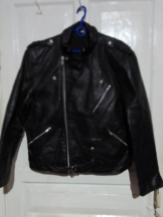 Косухи кожані на синтопоні.майже нові.