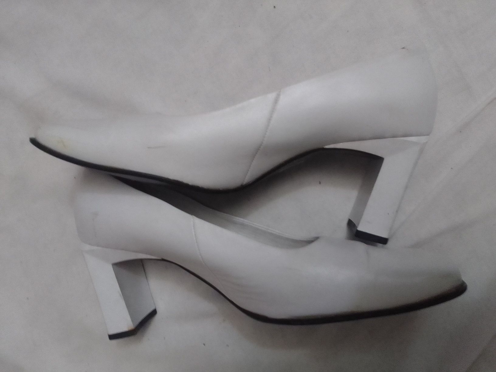Женские белые кожаные лаковые туфли 38,5 размер недорого