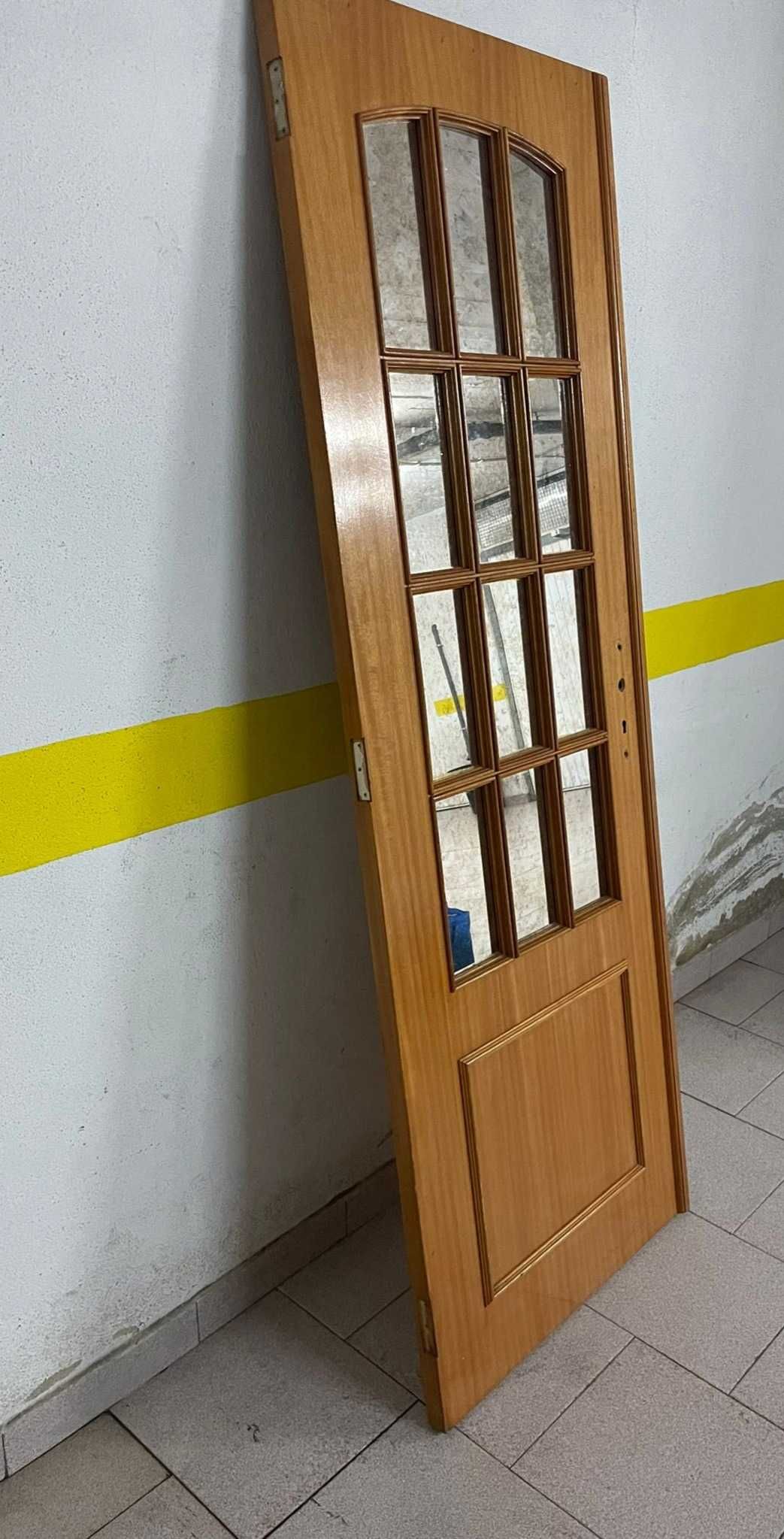 Portas duplas cor mel, com vidros espelhados