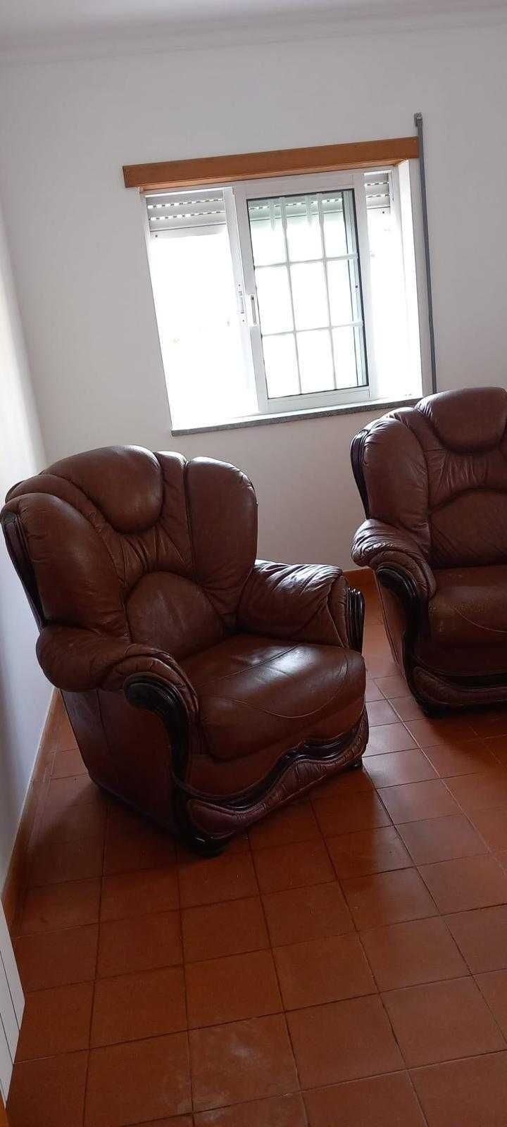 Sofás em pele cor castanho.