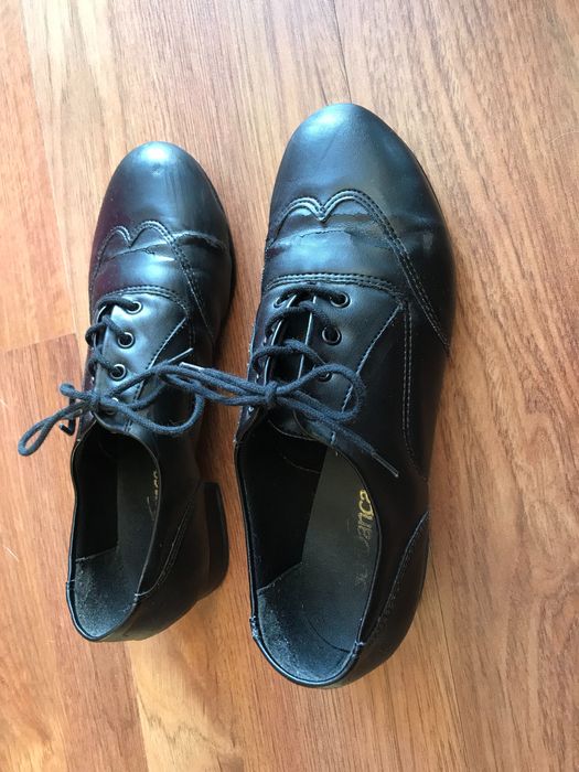 Sapatos de dança em pele