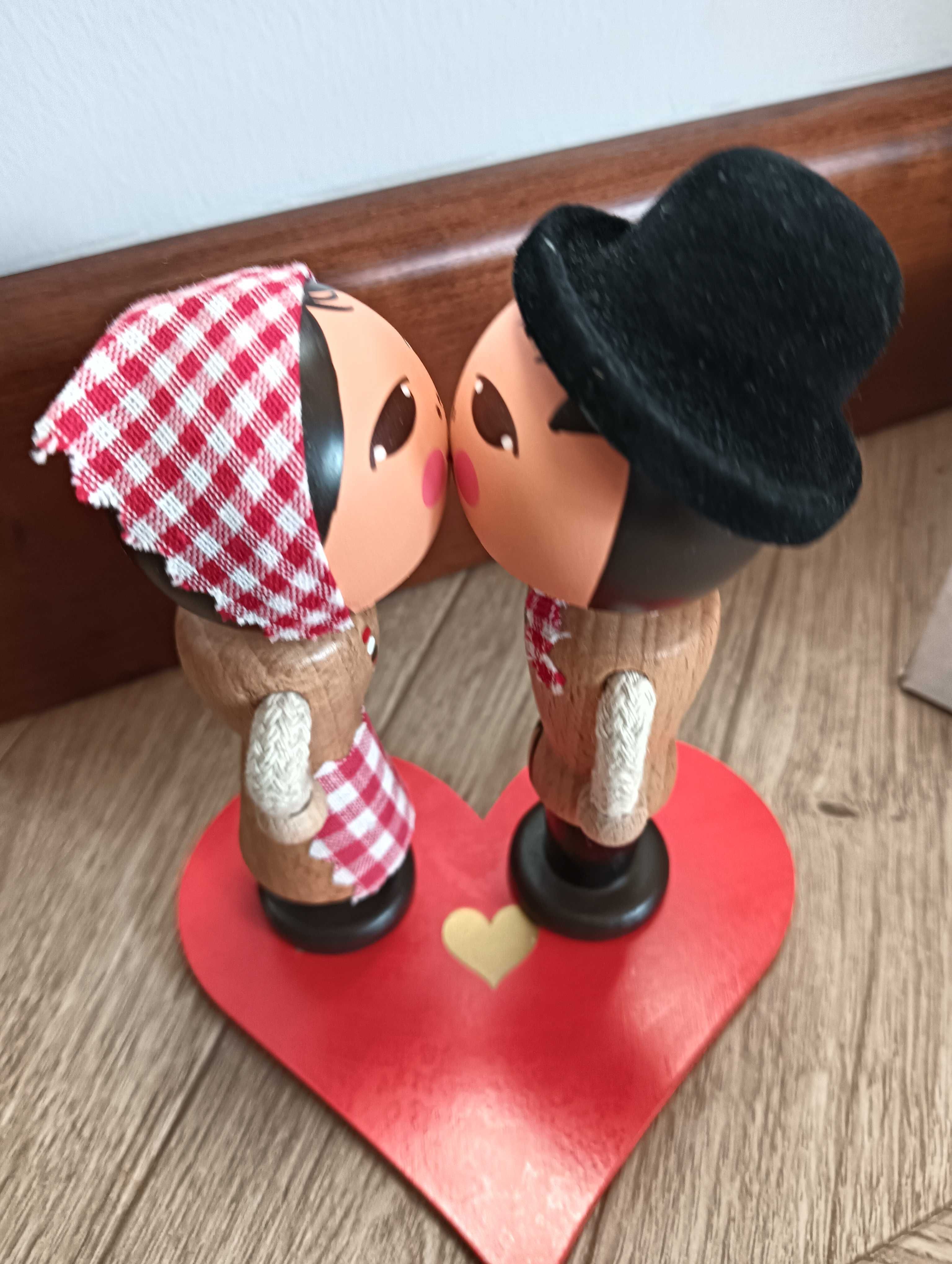 Figurki z ruchoma głowa zakochana para