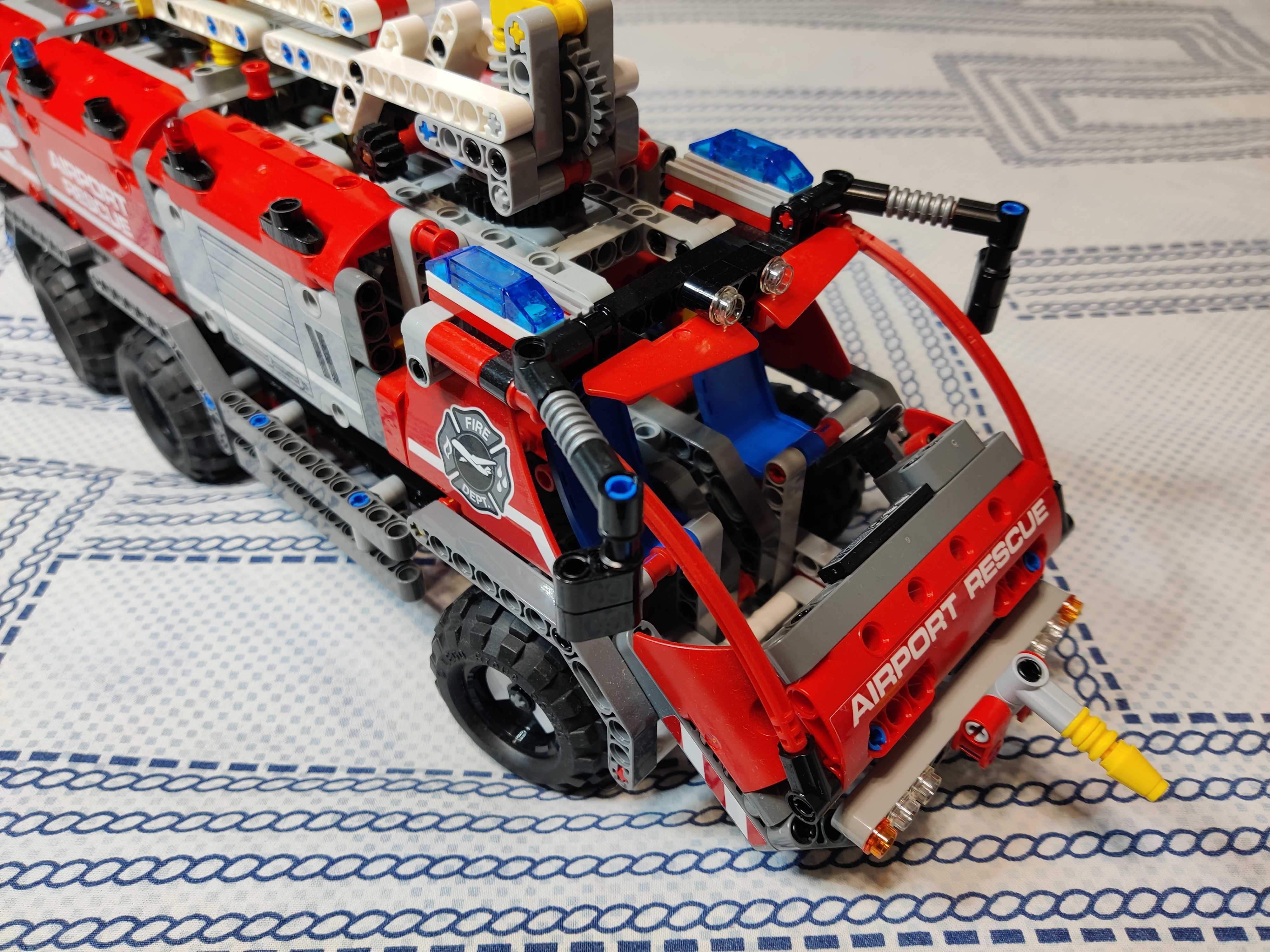 LEGO TECHNIC Airport Rescue Vehicle (42068)