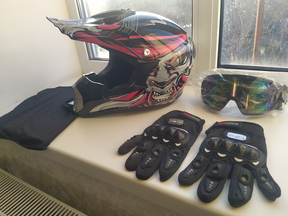 Мотошлем, гермак