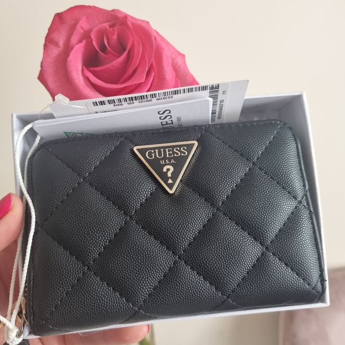 Portfel Guess Carly czarny gratis zawieszka