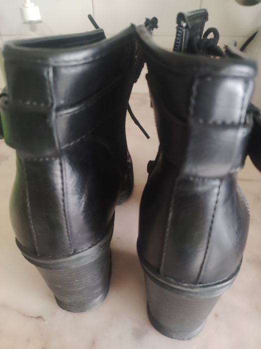 Botas pretas nr 37/4 usadas como novas