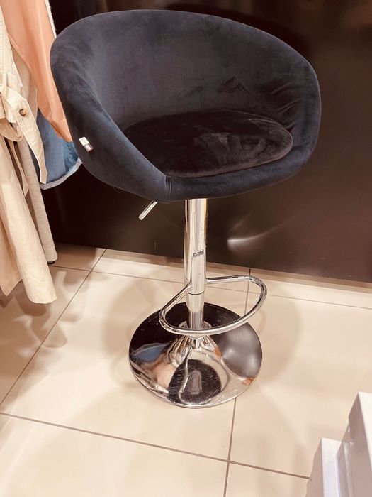 Czarny welurowy hoker